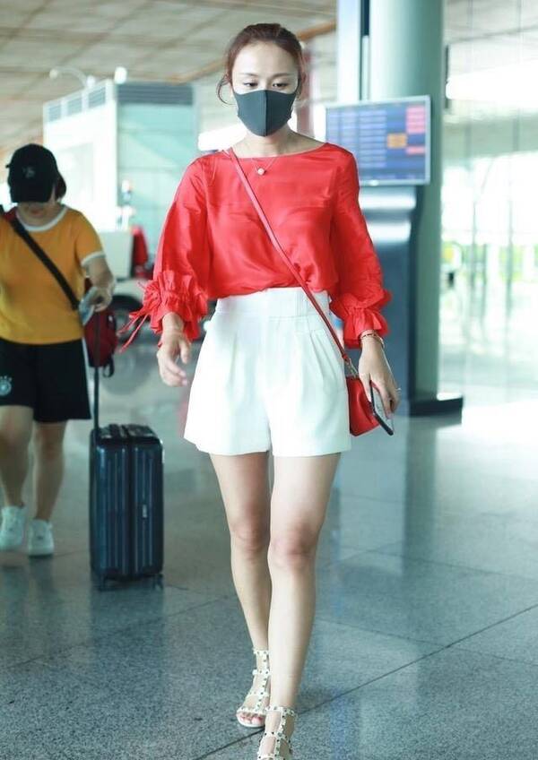 叶一茜机场近照美炸了，红衣搭配白短裤，大长腿看不厌啊!