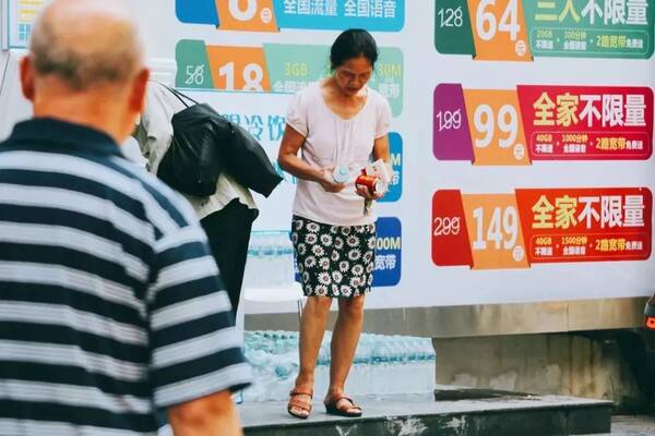 39度高温,有人在南昌街头放了个免费冰柜,监控