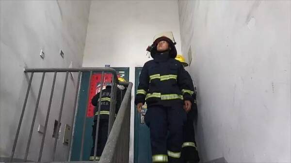 无锡18岁姑娘趴窗口像要跳楼 50多人围观 姑娘