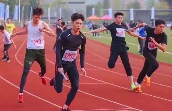 GIF搞笑趣图:马拉松接力跑,大哥,你是对面派过