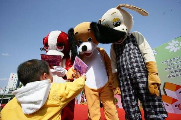 吓人!滴滴拼车拼到两条大狗 司机握方向盘的手