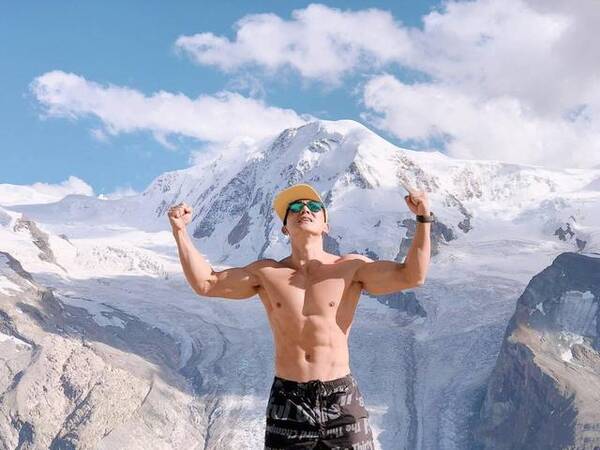 刘畊宏在雪峰上秀肌肉，和妻子接吻秀恩爱，画面唯美浪漫!