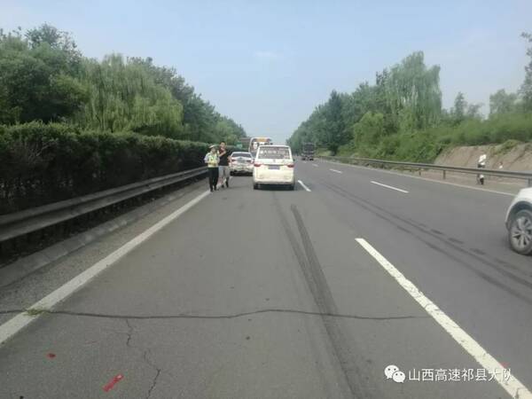 平遥高速路上,三车连环相撞,责任该如何划分?