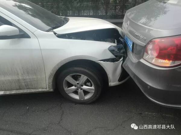 平遥高速路上,三车连环相撞,责任该如何划分?