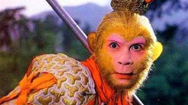 千古绝对!上联:孙猴子金箍棒,能伸能缩,下联真是太精辟了 众所周知啊!古代人都是喜欢吟诗作对。出口成章啊!看三国的时候小编印象深刻的就是曹操的一句话。宁可我负天下人,也不可天下人负我。后来刘备又说:宁可天下人负我,不可我负天下一人。 苏东坡的妹妹苏小妹也是一个对联高手啊!苏小妹成亲之前就为自己的夫君安下了一个上联,对不上下联就不允许自己的夫君进来。上联是:双手推开窗前月。苏小妹的夫君在院子里着急忙慌的,急得团团转啊!这个时候作为大舅子的苏东坡看不下去了,往水里扔了一块小石头。这个新郎官也不