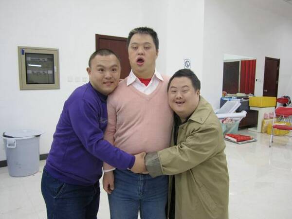 遗传性疾病,属染色体畸变,唐氏儿智力严重低下,生活完全不能自理,在