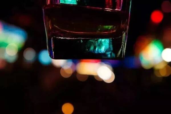 女大学生代理推广京东白条?拿到同学的手持身