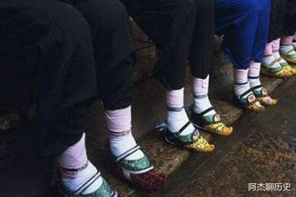 古代男权时代,中国女人裹脚,欧洲女人束腰,日本女人的做法最变态