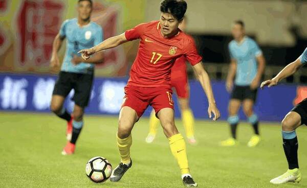 新星闪耀!21岁国足锋线接班人横空出世:2次世