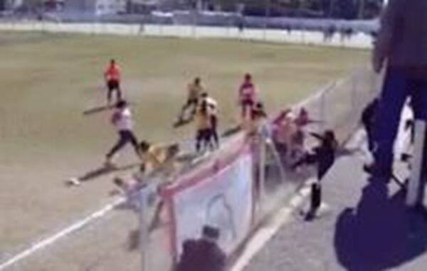 阿根廷一女足比赛爆发斗殴 球迷:谁说女子不如