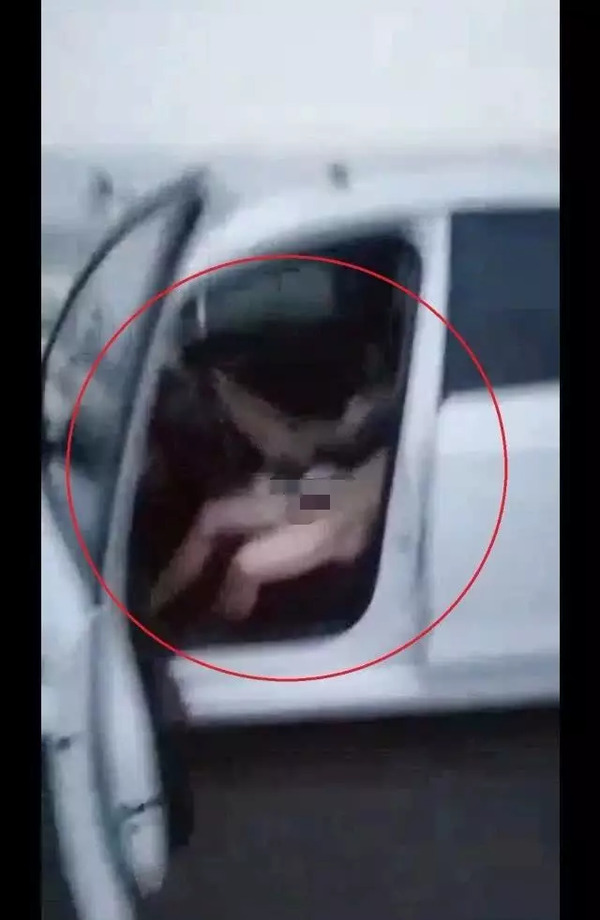 宜宾这对男女在小车里面一丝不挂,竟然连车门都