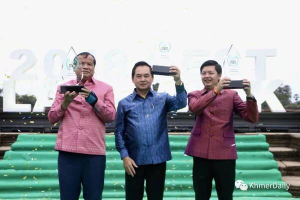 猫途鹰网授予柬埔寨吴哥窟全球最佳景点奖杯