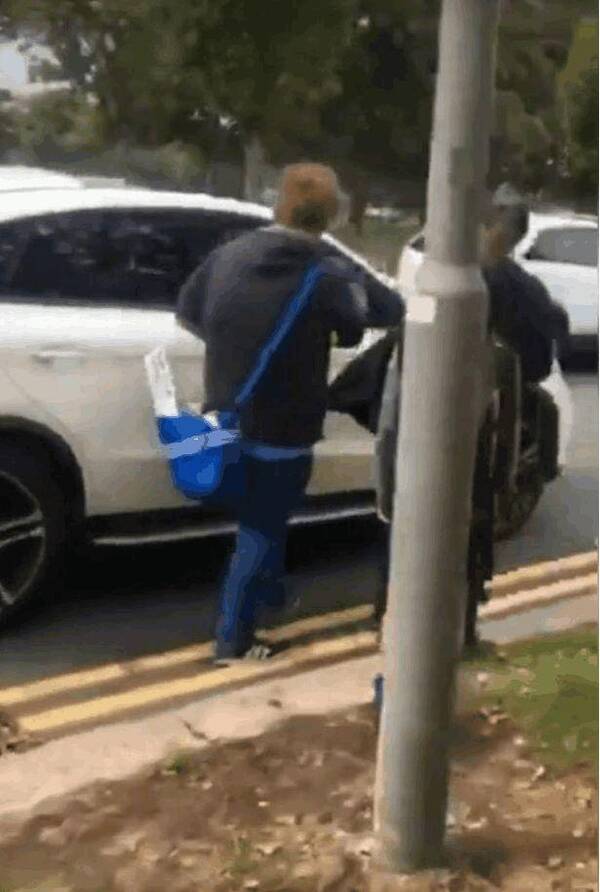 剧情大反转?利物浦球星萨拉赫开车玩手机,竟是