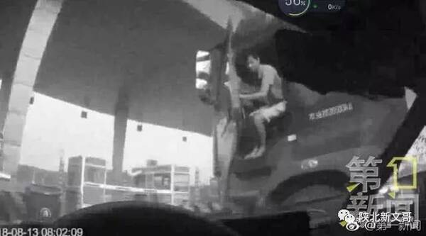 陕西榆林一疯狂货车遇检查强行闯卡 高速逆行