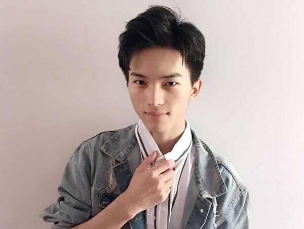 刺激战场:主播难言比赛中偶遇疯狂女粉丝,队友