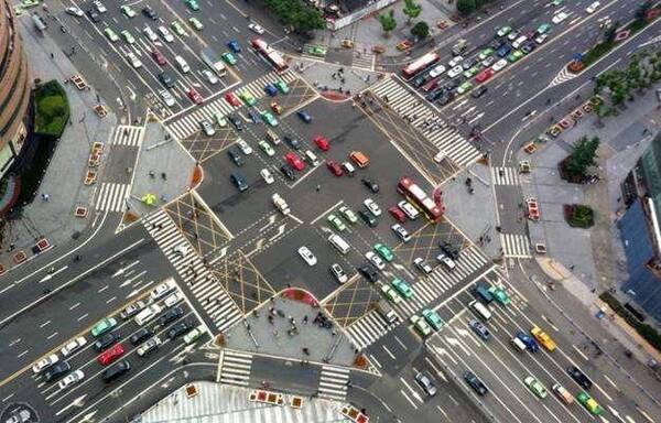 新交规出台:转弯不对也属违规?交警:没错!这样