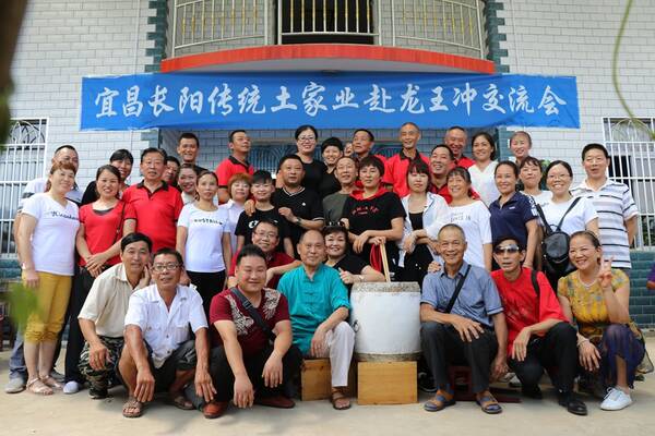 而在长阳桃山 一个名叫潘小兰的土家媳妇 源于对长阳撒叶荷儿的痴迷图片
