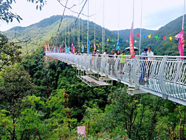 高达百米的网红玻璃吊桥,地点在安宁青龙峡景