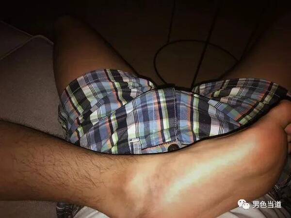 24岁男孩情人节送玫瑰,附文:你是年少的欢喜,也