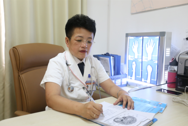 惊!4岁脑瘫男童在北京天使儿童医院竟然重新站
