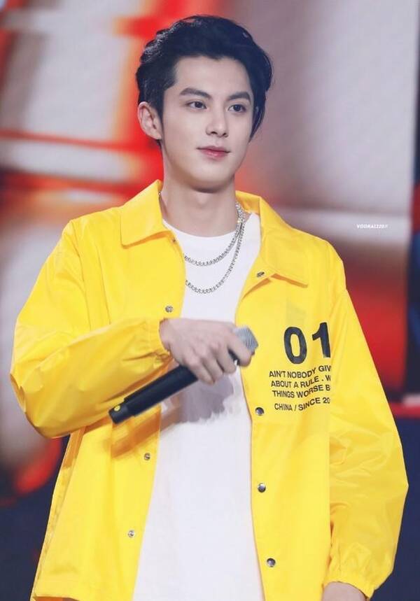 帅到犯规的王鹤棣,篮球服歪嘴笑魅力满分,网友