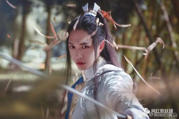 国民扳手俊哲迪迪成功掰弯coser黄山，这对男男cp比星野和他男友还要甜!