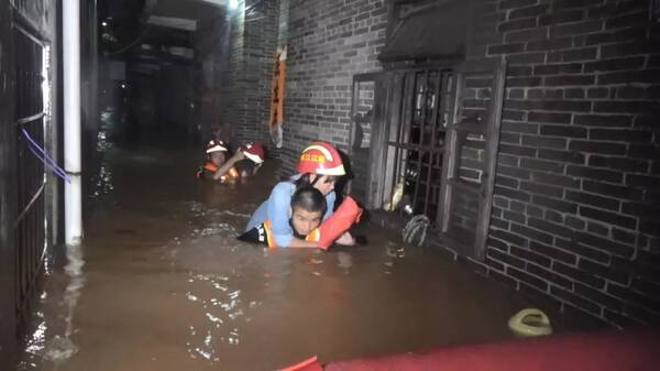 16号台风妖变:阳江预警升级!高铁停运!暴雨造