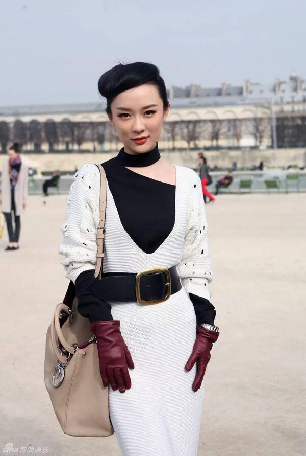 48岁钟丽缇一袭白衫胖出新高度,和怀孕时的霍