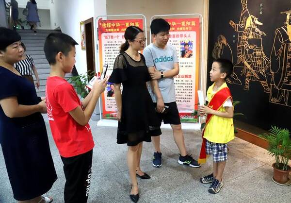 湖北襄阳志愿者在市博物馆举办小小讲解员公