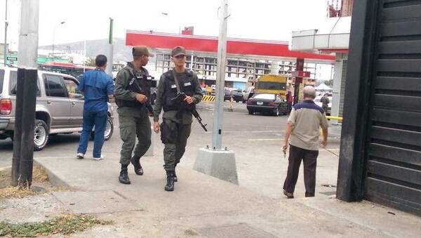 委内瑞拉巴埠加油站军事化,并将有两个队列,有