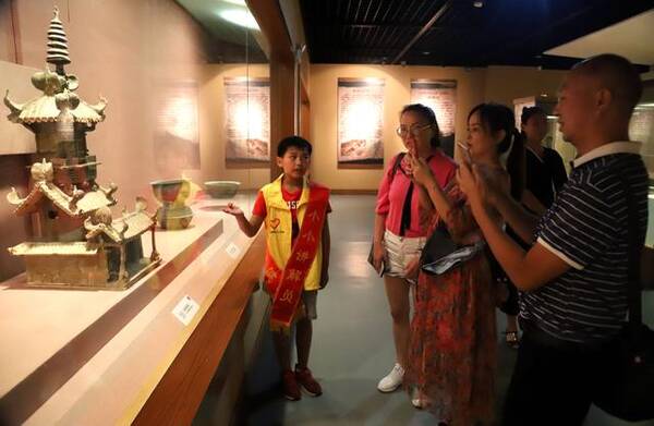 湖北襄阳志愿者在市博物馆举办小小讲解员公