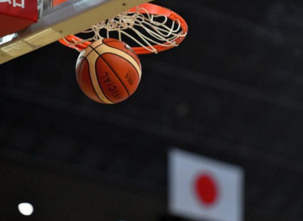 亚运会期间日本4名男篮队员,穿国家制服深夜逛