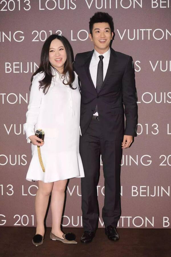 48岁钟丽缇一袭白衫胖出新高度,和怀孕时的霍