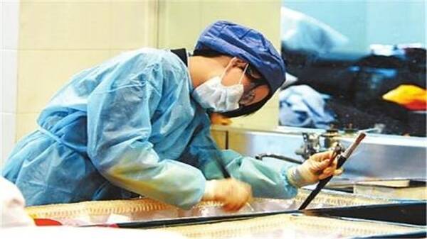 每天化化妆,入殓师一个月的工资居然这么高!说