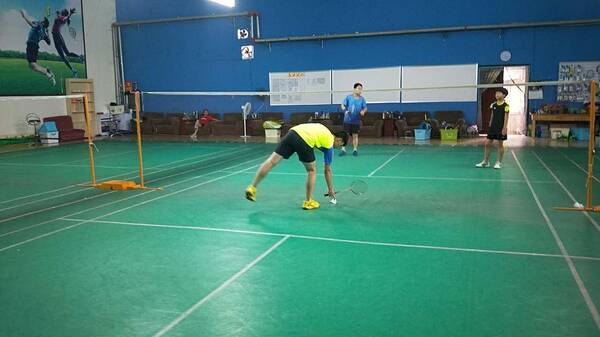 16岁男孩饭店打暑假工,一天12个小时,挣1500元