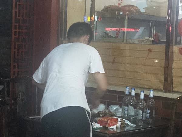 16岁男孩饭店打暑假工,一天12个小时,挣1500元