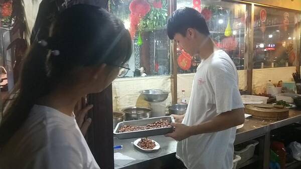 16岁男孩饭店打暑假工,一天12个小时,挣1500元