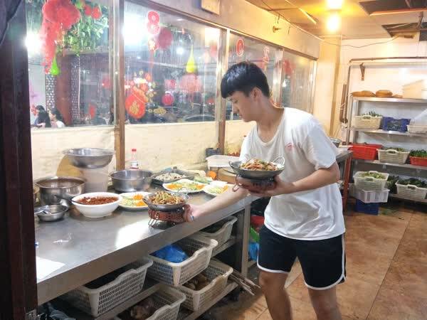 16岁男孩饭店打暑假工,一天12个小时,挣1500元