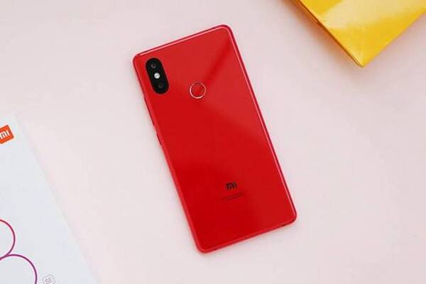 小米8SE迎来首次降价,网友:被坚果Pro2S一块