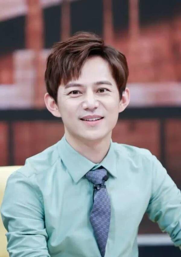 著名主持人工资曝光,汪涵年薪2140万排第二,何