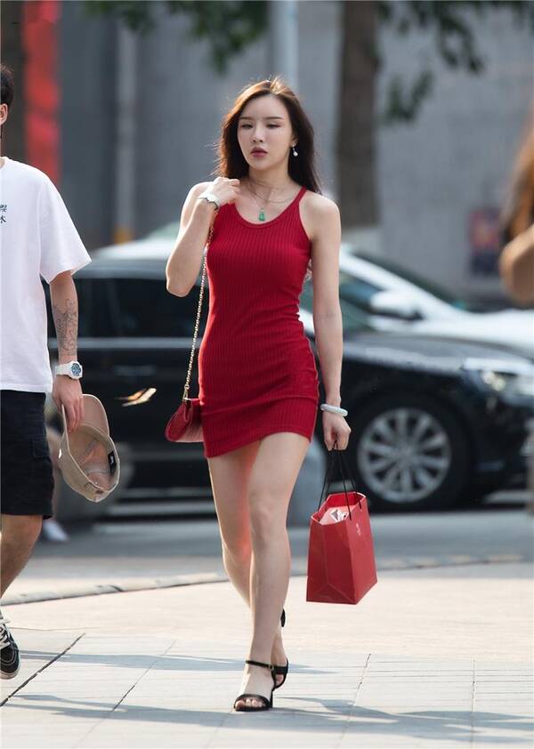 上海街拍:气质好肤白美女,走路带风臀部曲线近