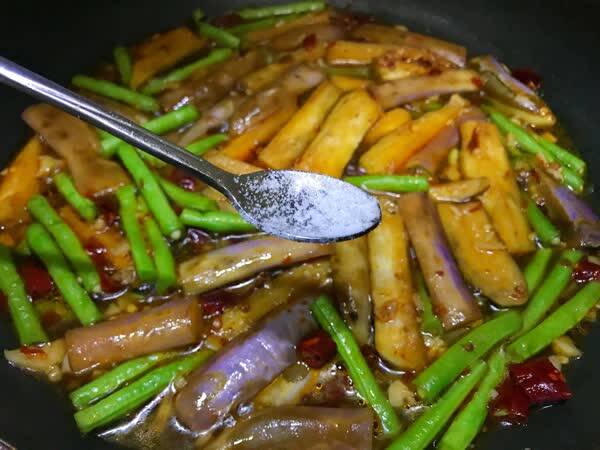 饭店大厨教你一个茄子烧豆角的家常做法,不过