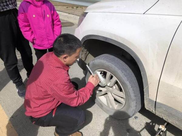 Beat神州租车:薄如纸片轮胎居然租给用户走川