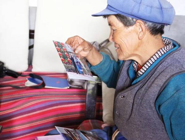 这位73岁的老奶奶,用纳西拼音写书,还创作了7