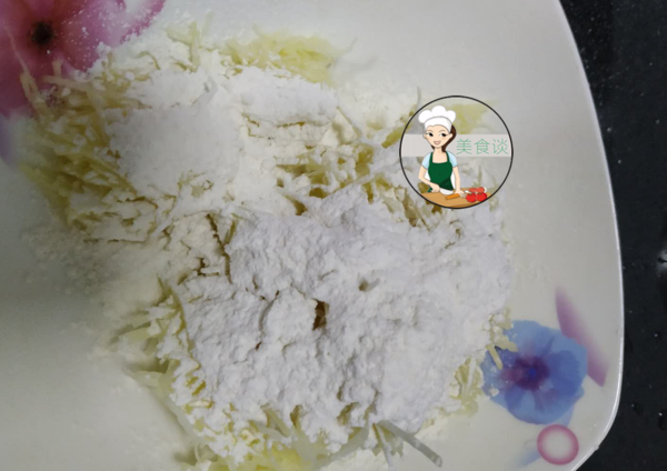 一个土豆四个鸡蛋,用来做早餐饼,比肉包子都香