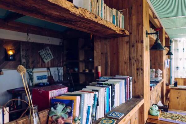 开在诗里的民宿!有家孤独的书店,还坐享莫干山