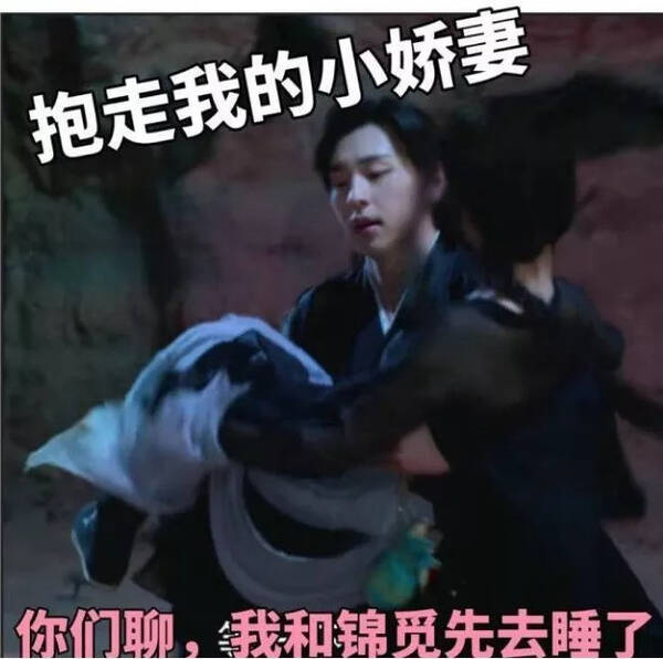 人人都爱看黑化戏码(参见宫斗鼻祖甄嬛娘娘),但能把甜宠戏码演得自然又可信,更是一种难得的品质。很多男女主角在这些戏码中不是高冷生涩,一副我跟她不熟的尴尬感,就是甜腻得像化不开的黄油似乎想要了观众老命。 邓伦就是有一种魔力,可以把如何合理发糖,表演得淋漓尽致。既不会太过油腻也不会过于装逼,甜度适口刚刚好。 Part 3 多数人知道邓伦是因为《欢乐颂2》里的谢童,作为关关唯一的感情线,和她的互动,也是超高甜的。