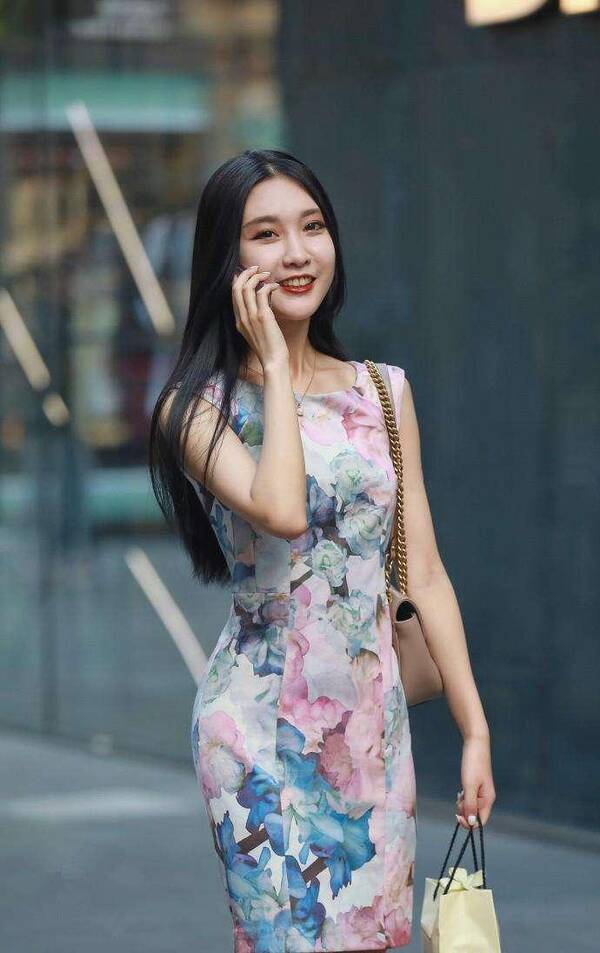 内衣外穿的小姐姐,突出了美女的大长腿,整个人的气质