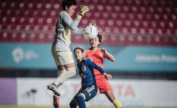 中国女足被绝杀前,日本队球员明显手球,韩籍裁