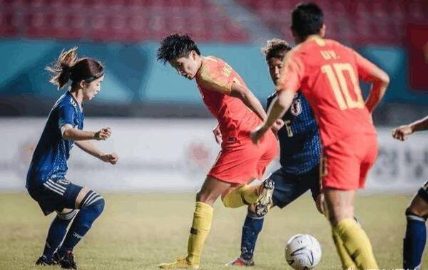 中国女足被绝杀前,日本队球员明显手球,韩籍裁